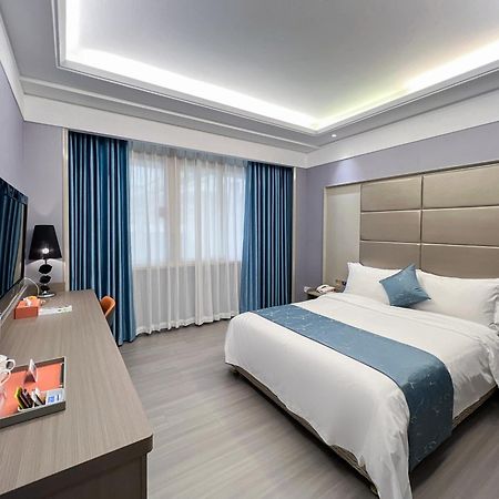 Отель Ramada Shenzhen Baoan Экстерьер фото