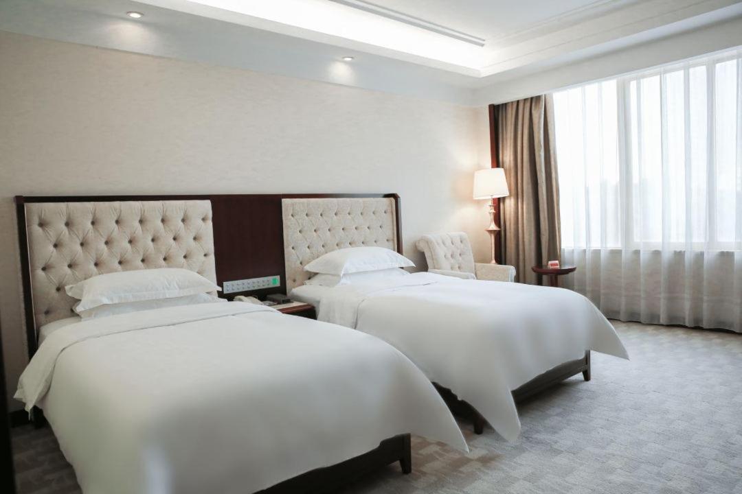 Отель Ramada Shenzhen Baoan Экстерьер фото