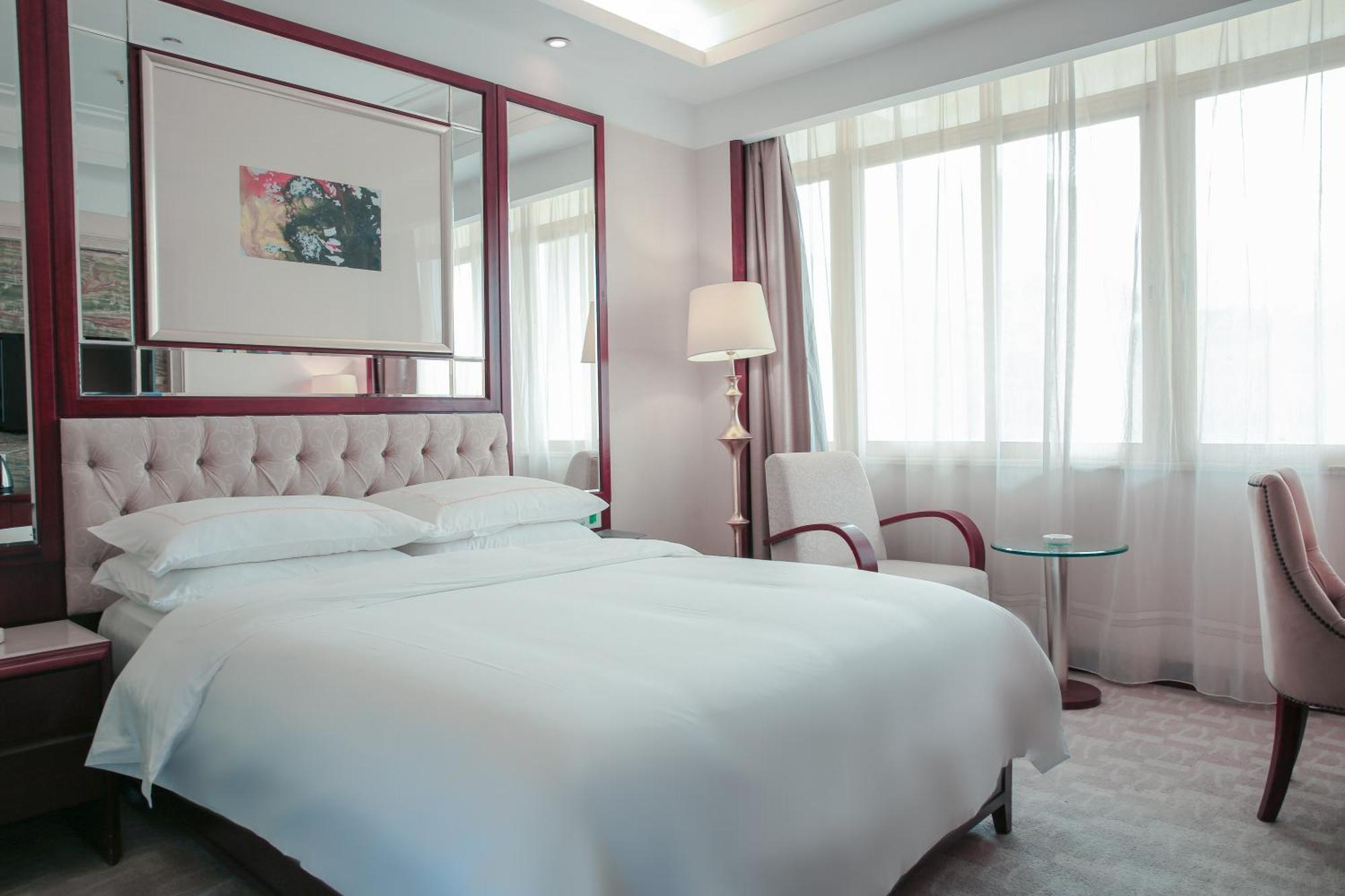 Отель Ramada Shenzhen Baoan Экстерьер фото