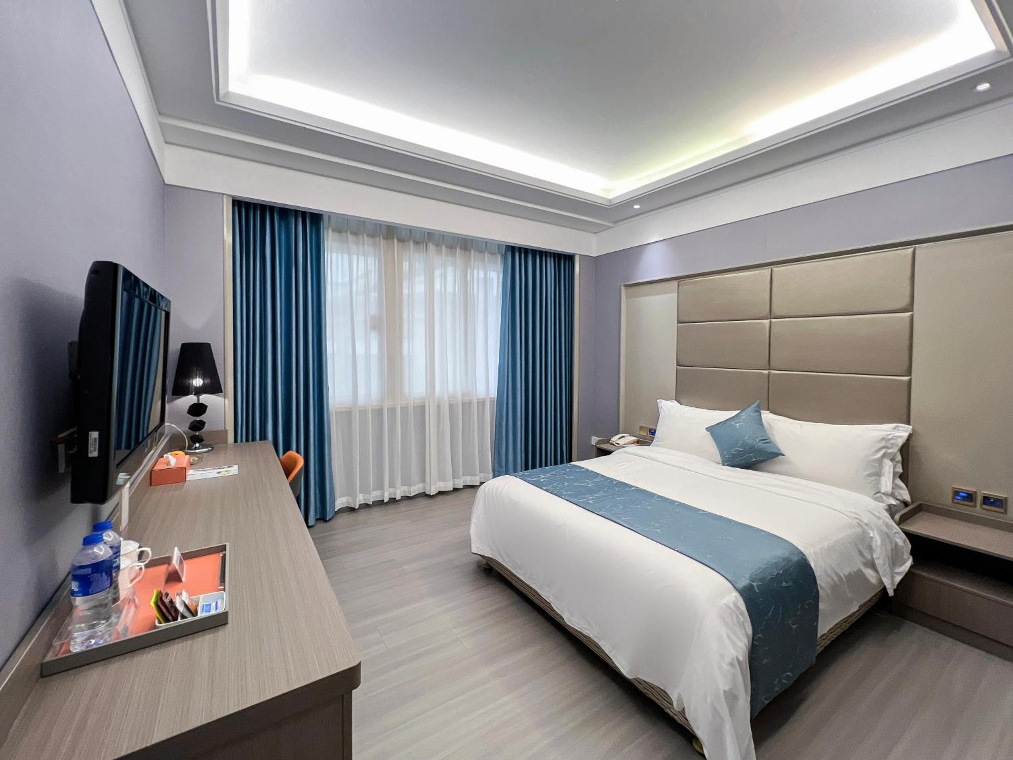 Отель Ramada Shenzhen Baoan Экстерьер фото