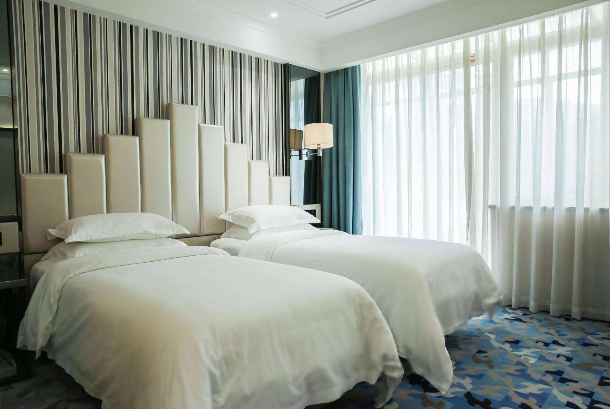 Отель Ramada Shenzhen Baoan Экстерьер фото