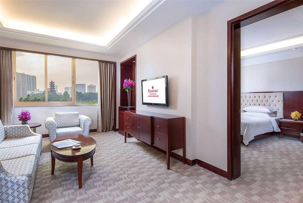 Отель Ramada Shenzhen Baoan Номер фото
