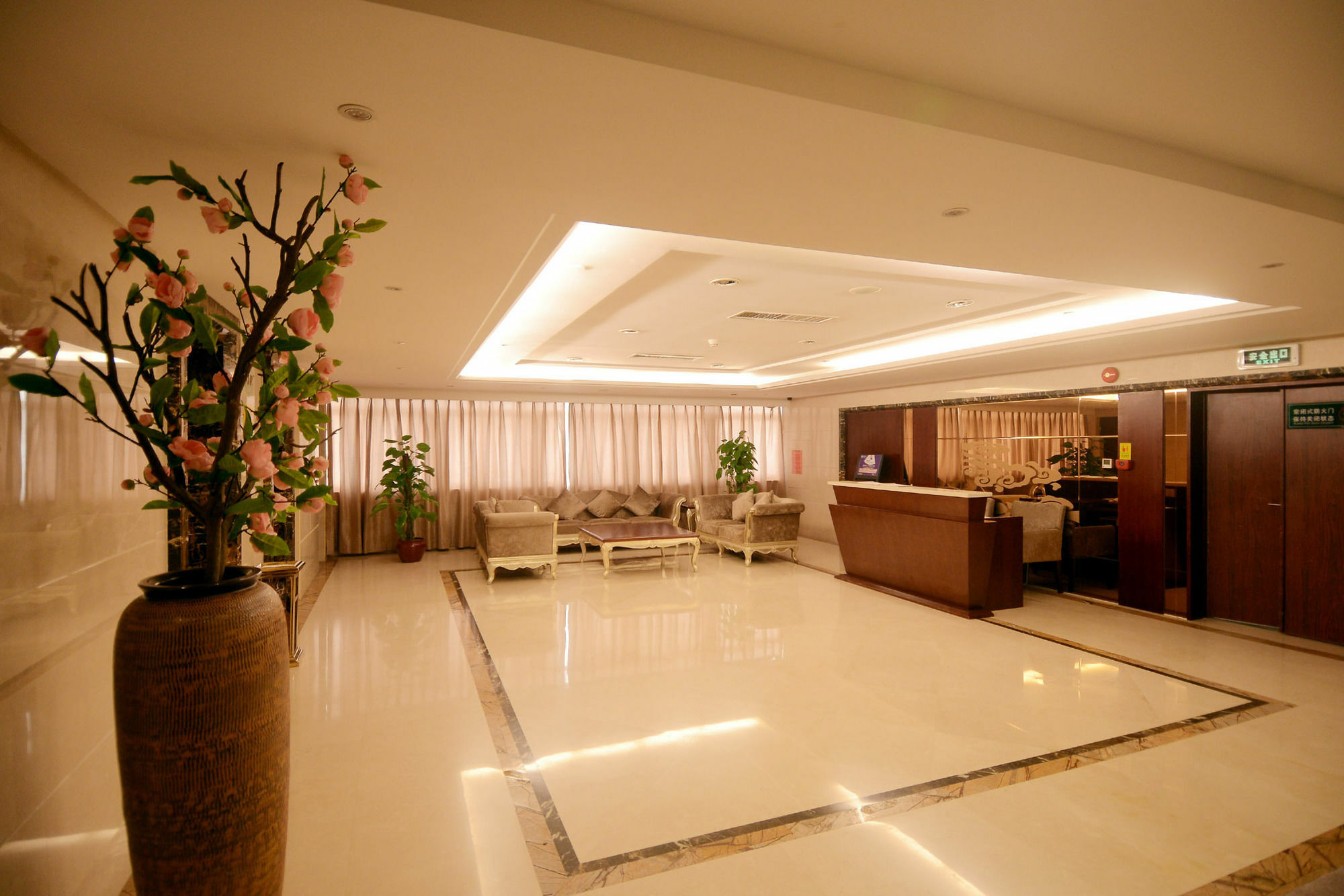 Отель Ramada Shenzhen Baoan Экстерьер фото